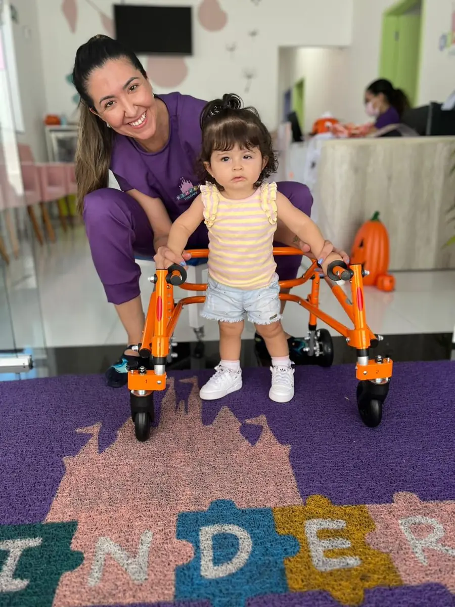 Criança usando andador especializado