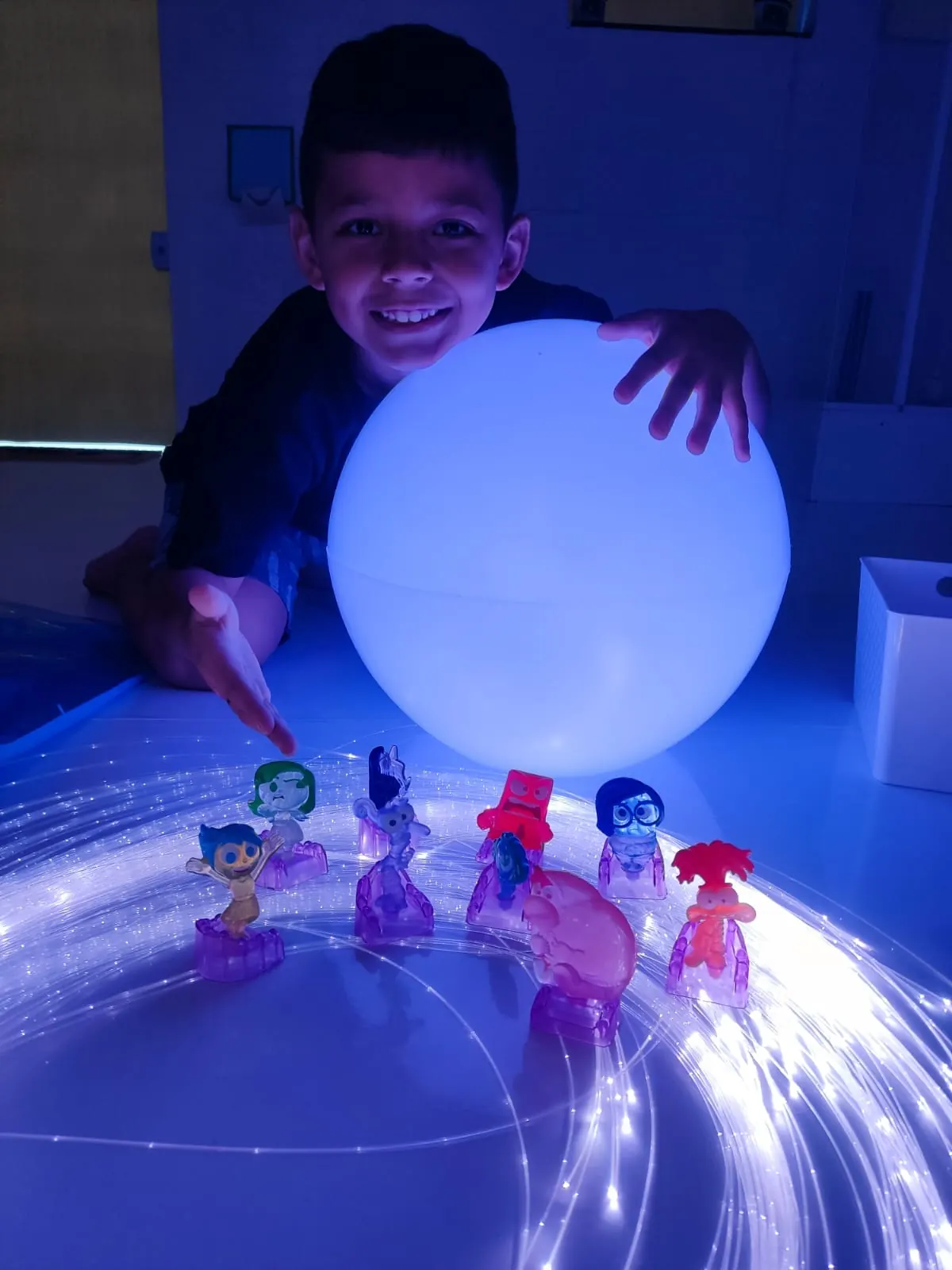 Criança feliz na Kinder Therapy