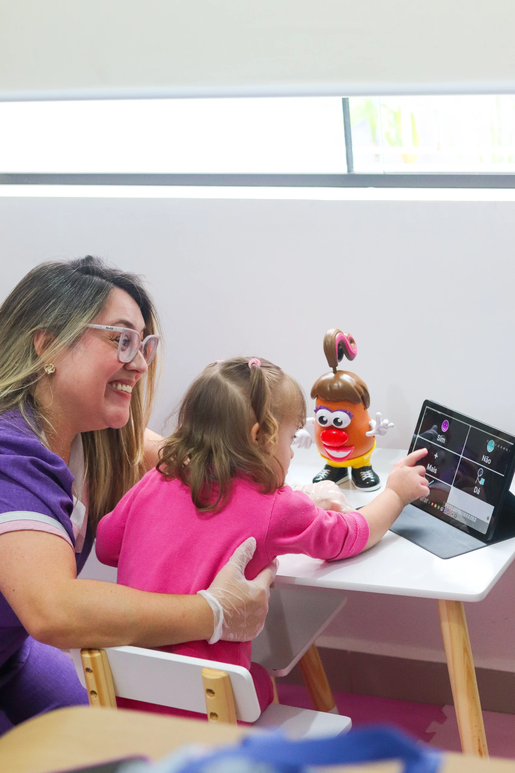 Terapeuta da Kinder Therapy com criança